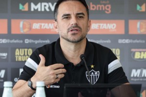 Após, derrota Rodrigo Caetano criticou gramado do estádio do...
